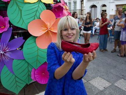 Lluvia Rojo muestra uno de los chapines de rub&iacute; que viste Dorothy.