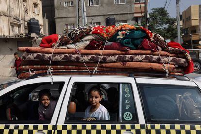 Dos niñas miraban desde el interior de un vehículo en el campo de refugiados de Jan Yunis, al sur de la franja de Gaza, este sábado.