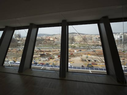 Vista de les obres de la plaça dels Glòries des del Museu del Disseny.