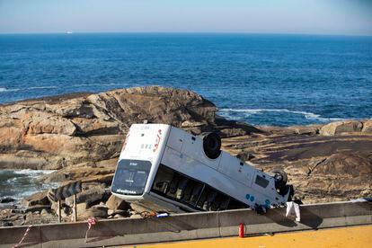 La imagen muestra lo cerca que quedó el microbús del mar.