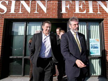 Arnaldo Otegi y Gerry Adams salen de la sede del Sinn Fein en Belfast en febrero de 2007.