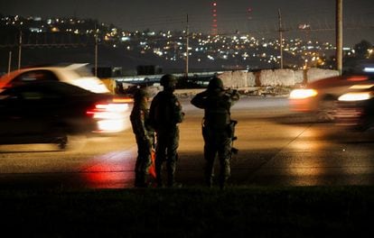 Security forces next to an avenue on Friday night, in Tijuana, Baja California.