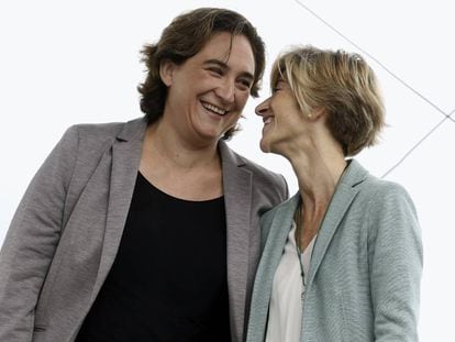 Ada Colau y Pilar Zabala, en un momento del mitin que han ofrecido este domingo en San Sebastián.