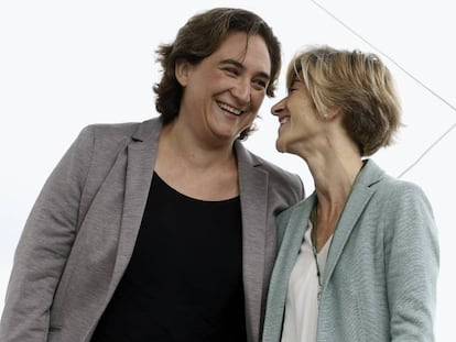 Ada Colau y Pilar Zabala, en un momento del mitin que han ofrecido este domingo en San Sebasti&aacute;n.