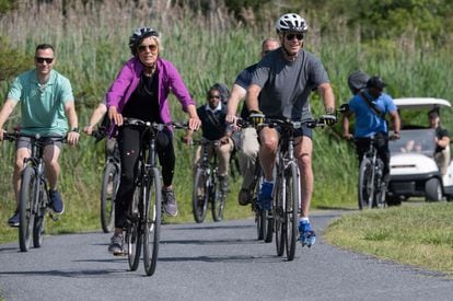 El presidente Joseph Biden junto a su esposa Jill Biden paseando en bicicleta este sábado por la playa de Rehobott, en el Estado de Delaware.
