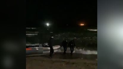 Una lancha con los agentes de Vigilancia Aduanera, en la playa de Levante.