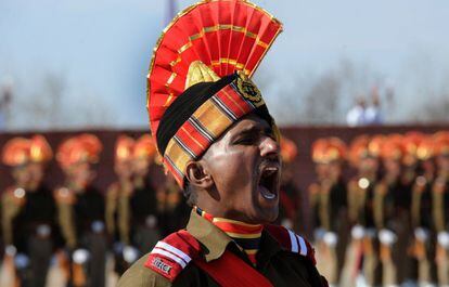 Desfile de los nuevos reclutas de la Fuerza de Seguridad Fronteriza en Humhama, India, en las semanas de entrenamiento.
