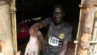 Raja Amimo, agricultor mozambiqueño, junto al granero en el que guarda su reciente cosecha de cebollas.