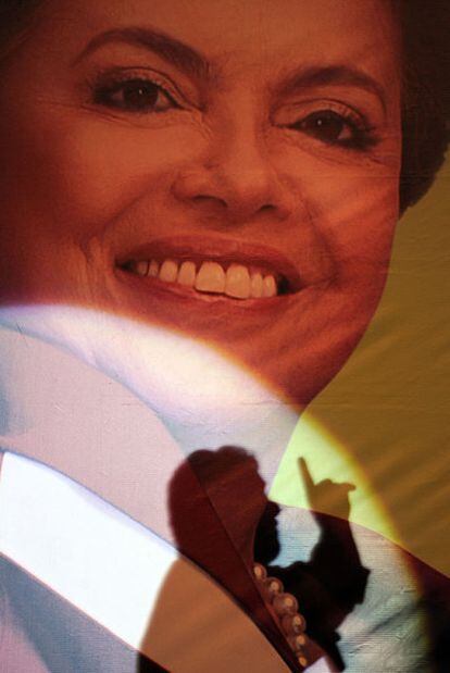 La sombra del presidente Lula da Silva se proyecta sobre una imagen de la candidata Dilma Roussef.