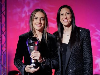 Alexia Putellas, ganadora de The Best en 2022, junto a Jenni Hermoso, también finalista.