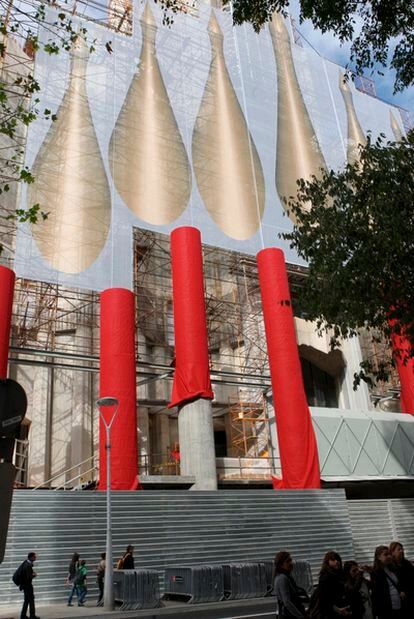 Preparativos de la basílica de la Sagrada Familia, en Barcelona, ante la próxima visita del Papa.