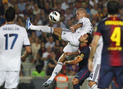 Pepe falla ante Xavi en el despeje que propici&oacute; el primer gol de Messi. 