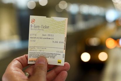 Un billete mensual de transporte para junio de nueve euros, expedido el viernes en una estación de metro de Berlín.