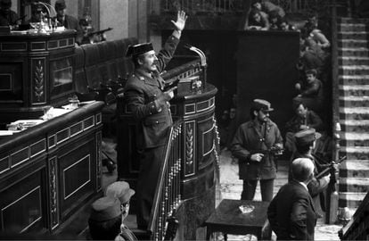 El teniente coronel Tejero irrumpe, pistola en mano, en el Congreso de los Diputados el 23 de febrero de 1981.