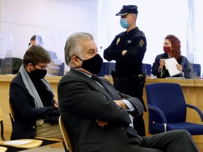 El extesorero del PP Luis Bárcenas, en el banquillo de los acusados durante la primera sesión del juicio de los "papeles de Bárcenas" celebrada el pasado 8 de febrero.