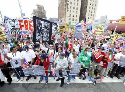 Manifestantes participan en una marcha pacífica en defensa de los derechos de los inmigrantes en el centro de Los Ángeles, California (EEUU).