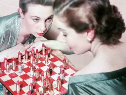 Dos mujeres jugando con pintalabios en 1955.