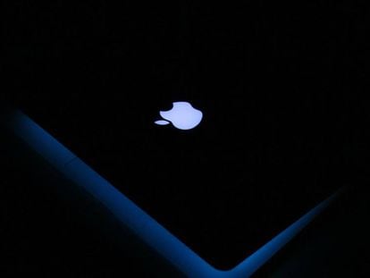 Logo de Apple en la tapa de un portátil