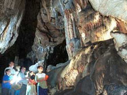 Un grupo de visitantes, en la Cueva de Ardales (Málaga).