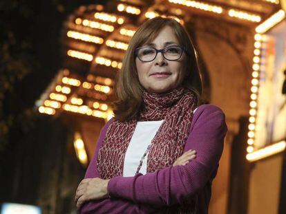 Rosa Badia, retratada frente al teatro T&iacute;voli. 