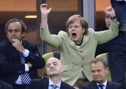 Angela Merkel celebra el gol de Lahm en Gdansk