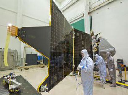 Montaje de la sonda `Maven&acute; en las instalaciones de Lockheed Martin, antes de su lanzamiento el 18 de noviembre de 2013.  