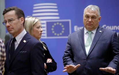 El primer ministro húngaro, Viktor Orbán (derecha) y su homólogo sueco, Ulf Kristersson, junto a la líder del Gobierno italiano, Giorgia Meloni, el jueves en Bruselas.