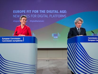 La vicepresidenta de la Comisión Margrethe Vestager y el comisario de Mercado Interior, Thierry Breton.