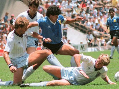 Maradona, en la acción del Gol del Siglo, contra Inglaterra en el Mundial 86.