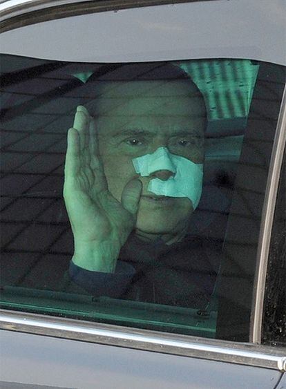 Silvio Berlusconi saluda a su salida del hospital San Raffaele de Milán.