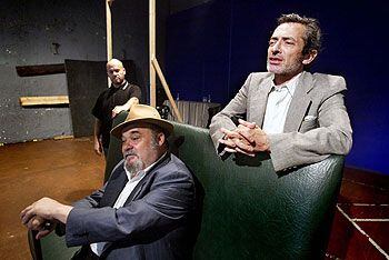 De izquierda a derecha, Mingo Ràfols, Carles Canut y Boris Ruiz, en un ensayo de 'Mestres antics'.