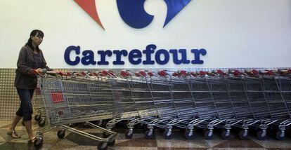 Interior de un centro comercial de Carrefour.