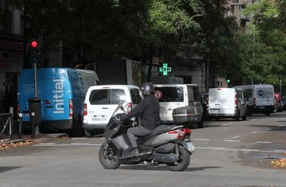 Furgonetas y camionetas de reparto de mercancías en la madrileña calle de Ferraz.