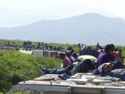 Migrantes viajan encima del tren conocido como La Bestia en Ixtepec (M&eacute;xico), en junio de 2014.