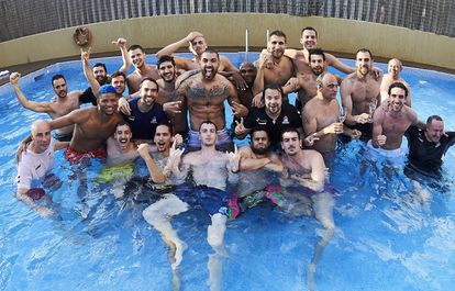 Los jugadores y técnicos del San Pablo Burgos celebran el pase a semifinales bañándose en la piscina de su hotel