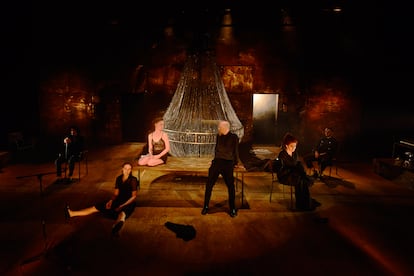 De Cervantes a Molière. Clásicos en Alcalá rinde homenaje al célebre escritor nacido en la localidad madrileña con propuestas como Duelos cervantinos (el 5 de julio), pero también reinterpreta clásicos de la escena como Tartufo, de Molière, en versión de Jean-Baptiste Poquelin (4 y 5 de julio, en la imagen). Además, en su programación no falta la cita con la poesía, con recitales de Alberto San Juan y Fernando Egozcue (el 5 de julio) o el dedicado a Fray Luis de León, con textos seleccionados por Emilio Gutiérrez Caba (el 7 de julio).

 

 