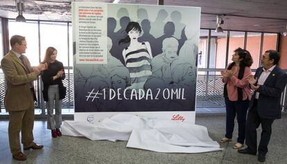 Alejo Casinello (primero por la izquierda), Sara Herranz, María José Ruiz y Alberto Martínez durante el descubrimiento del mural el pasado martes en Atocha.