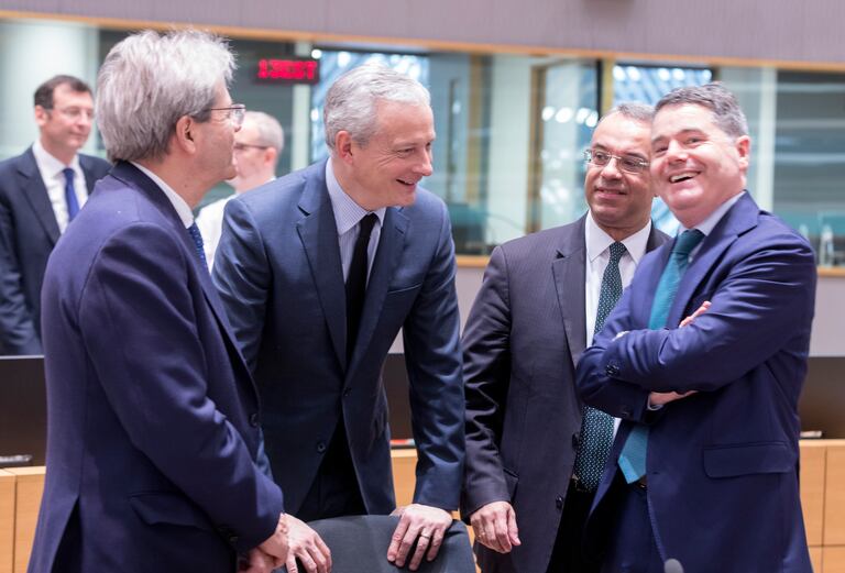 Da sinistra a destra, il Commissario all'Economia, Paolo Gentiloni; il ministro francese Bruno Le Maire; il greco Christos Staikouras e il presidente dell'Eurogruppo, Paschal Donohoe.