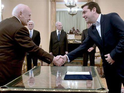 Tsipras saluda al presidente de la República tras prometer su cargo.