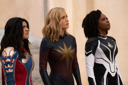 Desde la izquierda, Iman Vellani (Ms. Marvel), Brie Larson (capitana Marvel) y Teyonah Parris (capitana Monica Rambeau), en 'The Marvels'.