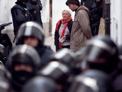 Una anciana es desahuciada, en diciembre de 2011, de su casa en el barrio del Albaic&iacute;n, en Granada. 