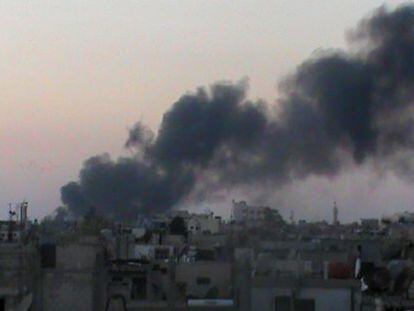 Imagen, difundida por la oposici&oacute;n, que fue supuestamente tomada en Hama el viernes. 