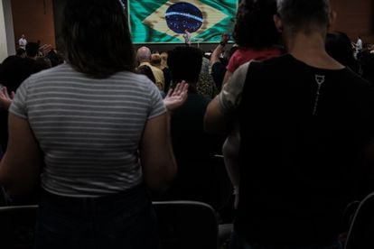 Creyentes apuntan las palmas hacia el cielo mientras el pastor Silas Malafaia pedica, el domingo pasado en la sede de su Iglesia, en Río de Janeiro.