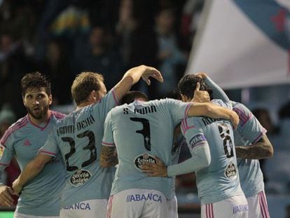 Los jugadores del Celta se abrazan tras el primer gol.