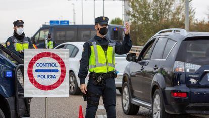 Control de la Guardia Civil para comprobar que se respeta el confinamiento perimetral de Zaragoza, el pasado octubre.