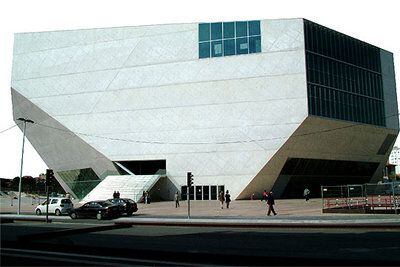 La Casa da Música de Oporto, recientemente terminada por Rem Koolhaas en la plaza de Boavista.De arriba abajo y de izquierda a derecha: H. A. Maaskant, sede Provincial ('s-Hertogenbosch, 1963-1971); Van der Broek y Bakema, Aula Magna (UT Delft, 1959-1966); Zaha Hadid, Centro de Ciencia (Wolfsburg, 2000-2005), y Mecanoo, Teatro-Palacio de Congresos (Lleida, 2005).