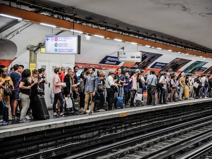 Viajeros en el metro de París, una de las ciudades más compactas de Europa.