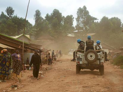 Un grupo de mujeres frente a una misión de la ONU, en República Democrática del Congo, el pasado marzo.