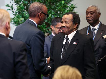 El presidente de Ruanda, Paul Kagame (izquierda), saluda a su homólogo camerunés, Paul Biya, en una cumbre en Washington (EE UU) en diciembre de 2022.