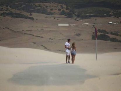Una enorme duna se traga la carretera de acceso a un poblado de Tarifa